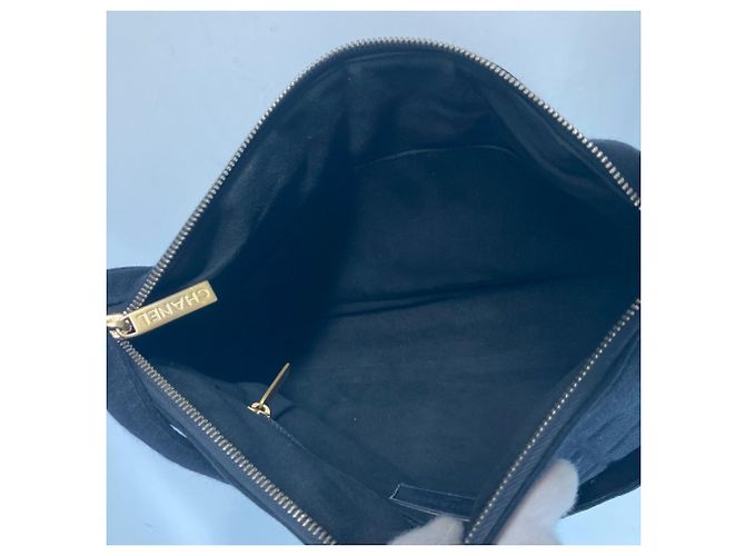 Chanel Schultertasche aus schokoladenfarbigem gestepptem Leder mit CC Coco-Logo Schwarz - Ansicht 15