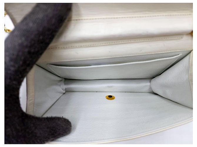 Timeless Chanel Clássico Atemporal com Flap Único em Couro Matelassé e GHW 24K Branco - vista 18