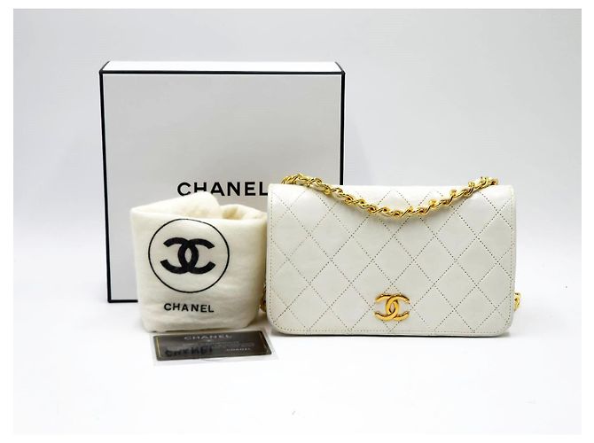 Timeless Chanel Clássico Atemporal com Flap Único em Couro Matelassé e GHW 24K Branco - vista 2
