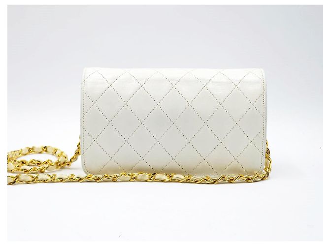 Timeless Chanel Clássico Atemporal com Flap Único em Couro Matelassé e GHW 24K Branco - vista 3