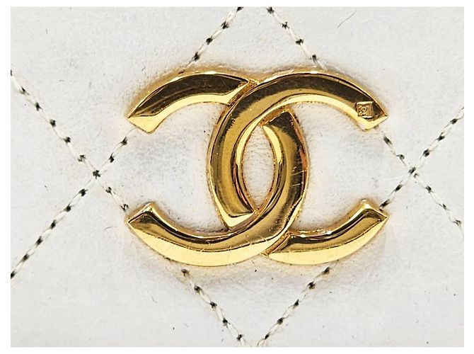 Timeless Chanel Clássico Atemporal com Flap Único em Couro Matelassé e GHW 24K Branco - vista 4