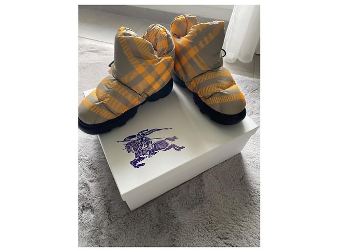 Botas de almohada a cuadros Burberry Mostaza - vista 3