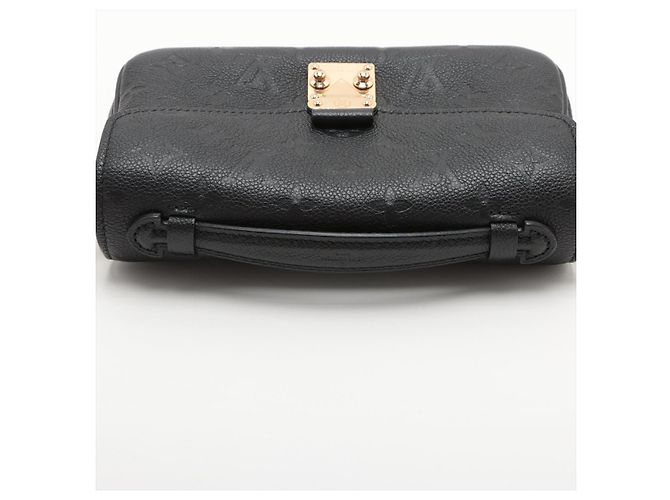 Pochette Metis im Monogramm Empreinte von Louis Vuitton Schwarz - Ansicht 4