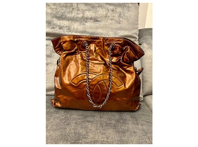 Gabrielle Borsa Bon Bon Chanel in pelle verniciata oro rame D'oro - vista 2