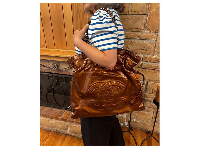 Gabrielle Borsa Bon Bon Chanel in pelle verniciata oro rame D'oro - vista 3