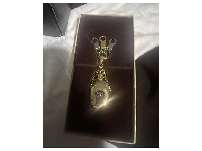 Bottiglia di profumo vintage placcata in oro Gucci D'oro - vista 2
