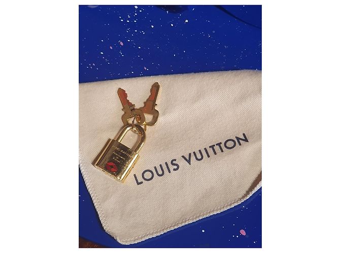 Louis Vuitton Charm per borsa Lucchetto Special Series Travel Oro D'oro - vista 3
