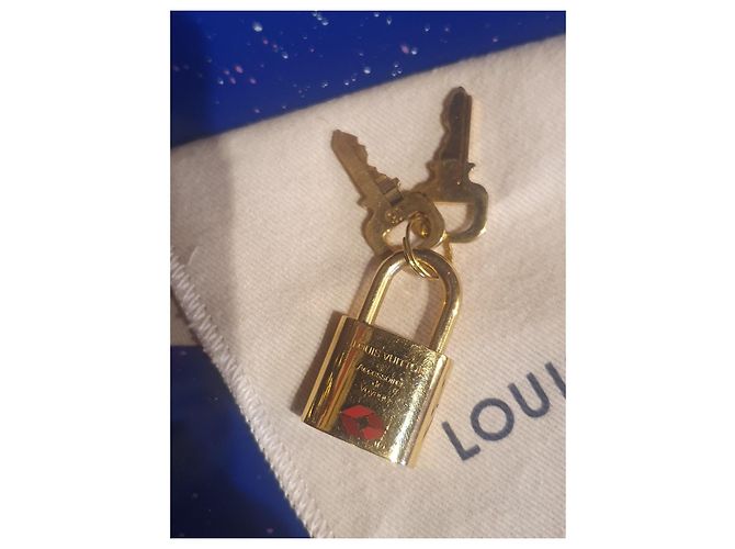 Louis Vuitton Charm per borsa Lucchetto Special Series Travel Oro D'oro - vista 4