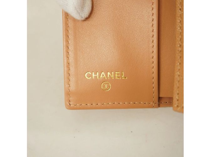Portafoglio pieghevole Chanel in pelle caviar beige - vista 4