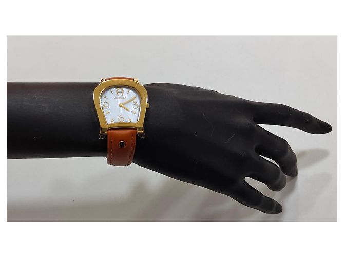 Aigner Uhr in Gold mit Perlmutt-Zifferblatt Golden - Ansicht 3