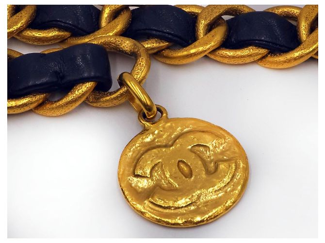 Chanel 1993 Collar Cinturón de Cadena Doblada Extra Gruesa Martillada y Medallón con Hardware Baño de Oro de 24K. Gold hardware - vista 10