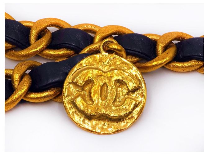 Chanel 1993 Collar Cinturón de Cadena Doblada Extra Gruesa Martillada y Medallón con Hardware Baño de Oro de 24K. Gold hardware - vista 11
