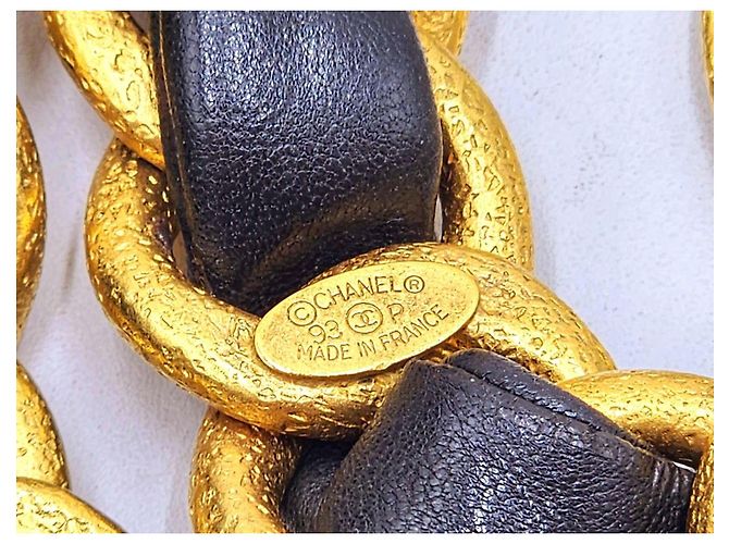Chanel 1993 Collar Cinturón de Cadena Doblada Extra Gruesa Martillada y Medallón con Hardware Baño de Oro de 24K. Gold hardware - vista 16