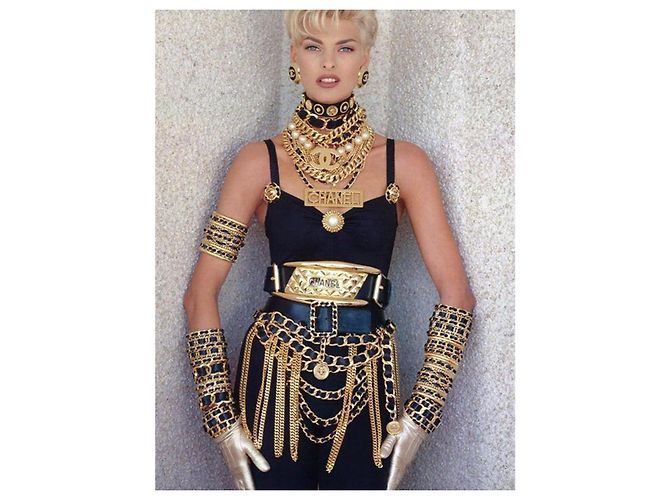 Chanel 1993 Collar Cinturón de Cadena Doblada Extra Gruesa Martillada y Medallón con Hardware Baño de Oro de 24K. Gold hardware - vista 18