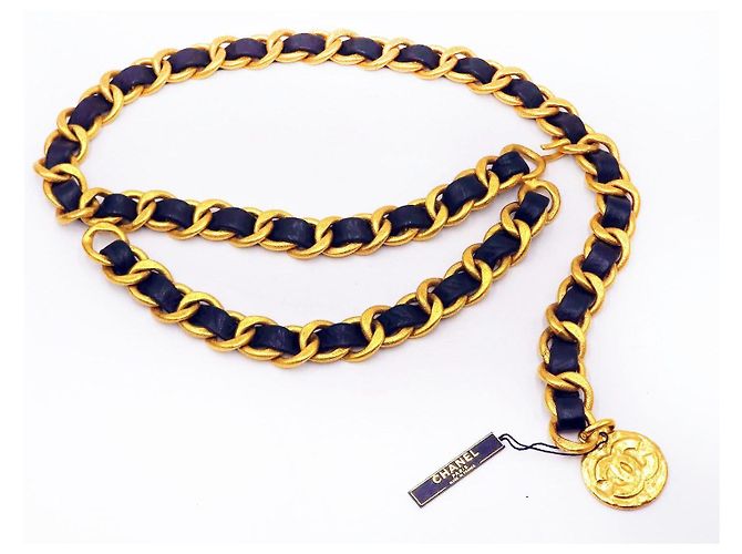 Chanel 1993 Collar Cinturón de Cadena Doblada Extra Gruesa Martillada y Medallón con Hardware Baño de Oro de 24K. Gold hardware - vista 7