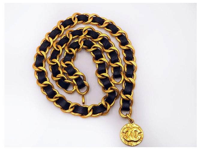 Chanel 1993 Collar Cinturón de Cadena Doblada Extra Gruesa Martillada y Medallón con Hardware Baño de Oro de 24K. Gold hardware - vista 8