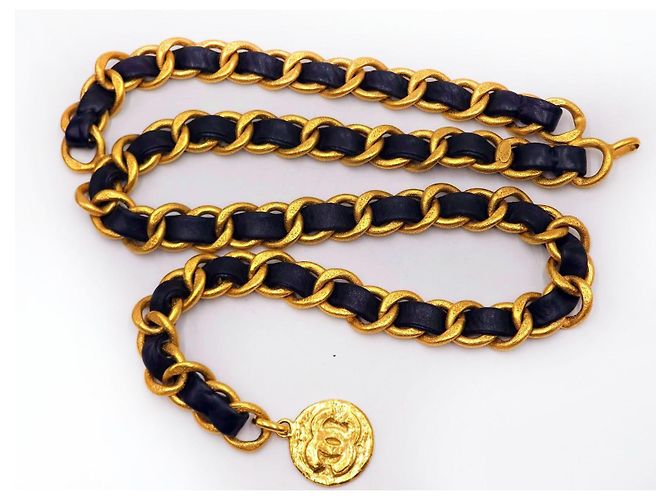 Chanel 1993 Collar Cinturón de Cadena Doblada Extra Gruesa Martillada y Medallón con Hardware Baño de Oro de 24K. Gold hardware - vista 9
