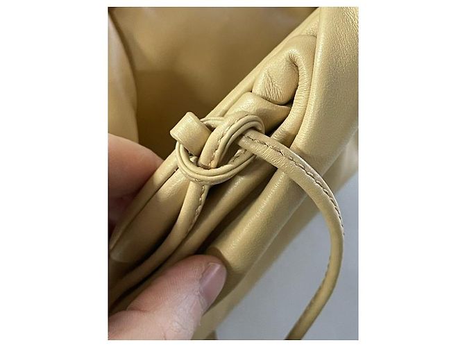 Bottega Veneta Mini Pouch 20 Borsa a Tracolla in Pelle di Vitello Gialla Giallo - vista 15