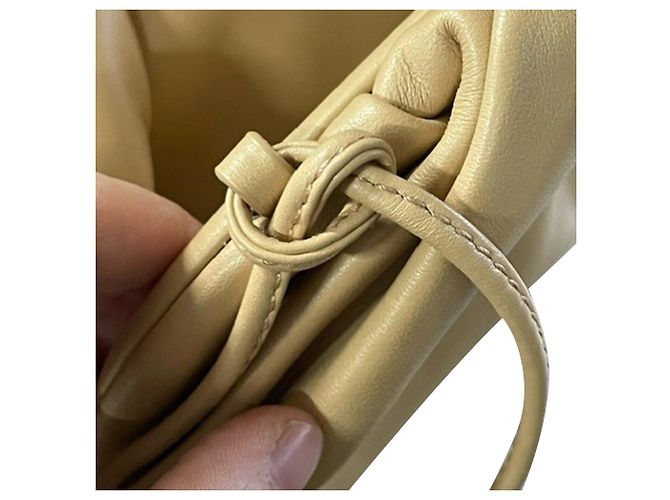 Bottega Veneta Mini Pouch 20 Borsa a Tracolla in Pelle di Vitello Gialla Giallo - vista 6