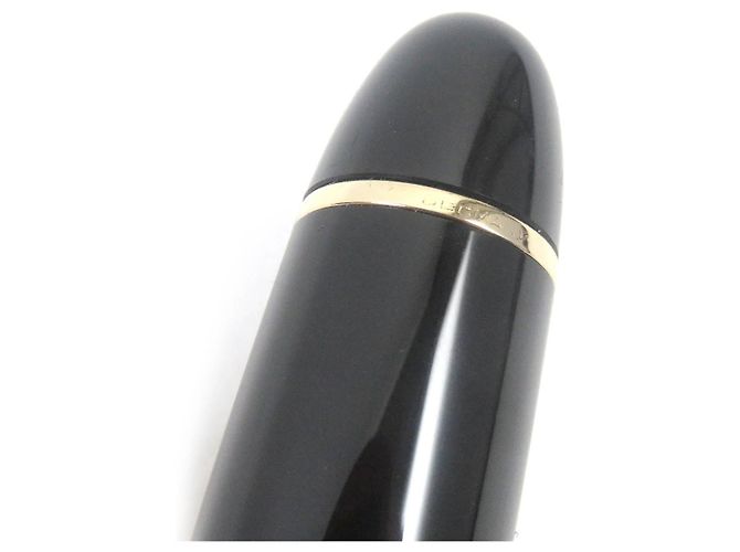 Montblanc Meisterstuck 149 Fountain Pen Black Gold - view 9