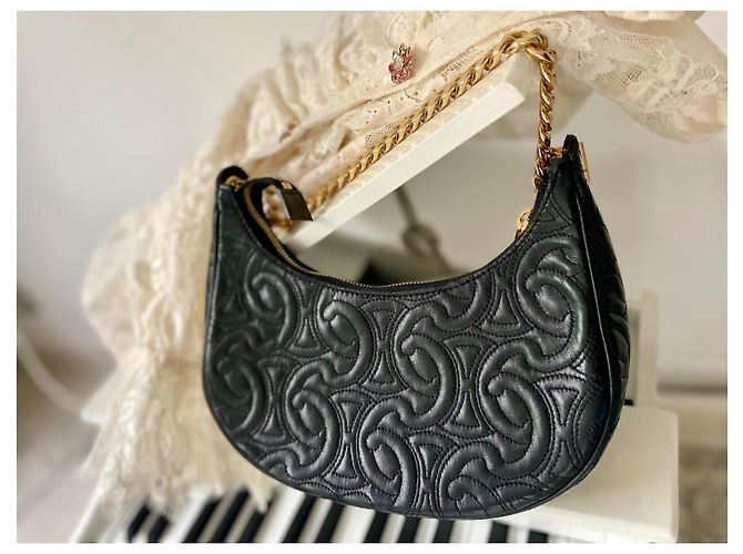 Bolso de mano Céline Ava en cuero negro con cadena dorada - vista 2