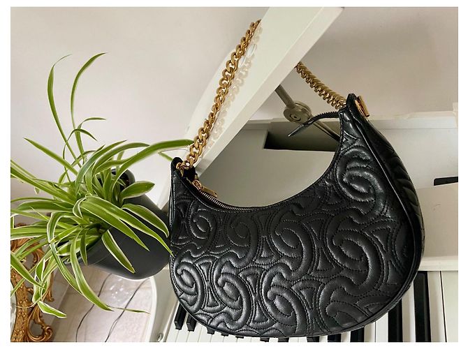 Bolso de mano Céline Ava en cuero negro con cadena dorada - vista 3