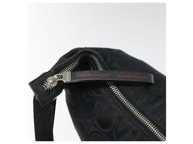 Bolso de hombro Gancini de nylon negro y plata de Salvatore Ferragamo Auth bs18811 - vista 10