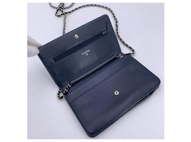 Wallet On Chain Chanel Borsa a tracolla Woc in pelle caviar blu con logo CC - vista 5