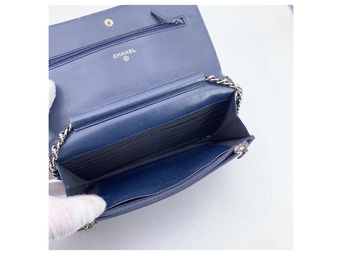 Wallet On Chain Chanel Borsa a tracolla Woc in pelle caviar blu con logo CC - vista 6