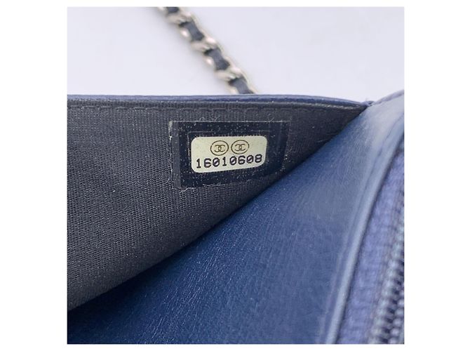 Wallet On Chain Chanel Borsa a tracolla Woc in pelle caviar blu con logo CC - vista 8