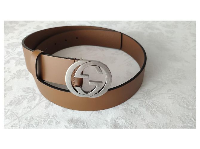 CINTURÓN GUCCI CON HEBILLA ENTRELAZADA. Beige - vista 4