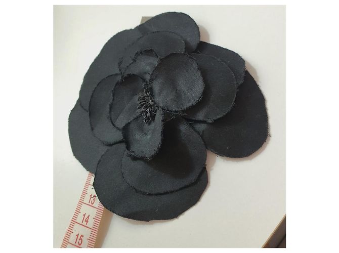 Spilla vintage Chanel camelia Nero - vista 2