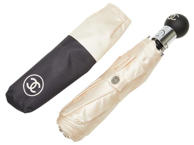 Ein-Touch-Faltregenschirm mit Coco Mark Stickmotiv von Chanel Schwarz Beige - Ansicht 2