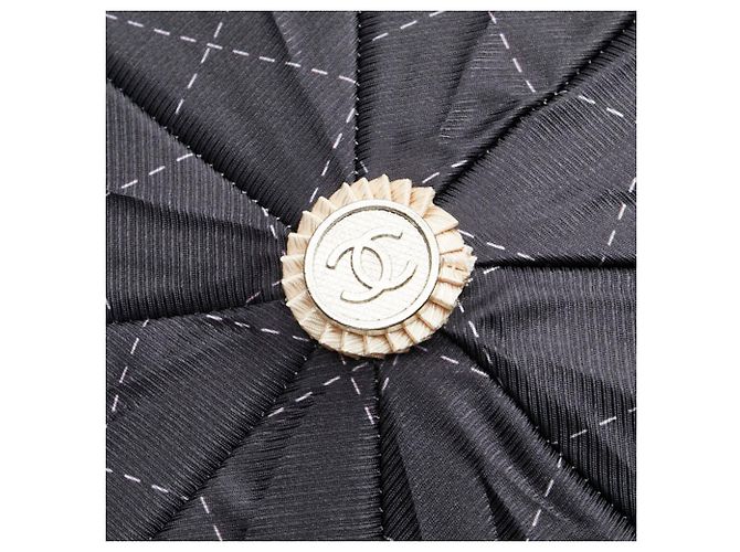Ein-Touch-Faltregenschirm mit Coco Mark Stickmotiv von Chanel Schwarz Beige - Ansicht 7