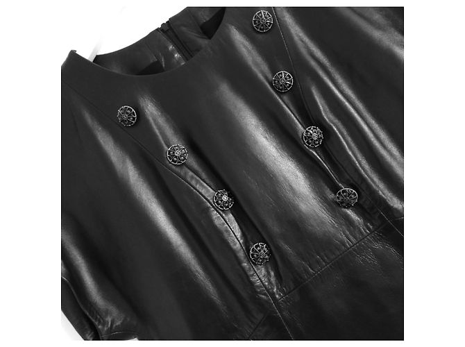 Chanel Otoño 2008 Top Ajustado con Detalle de Botón de Cuero Negro - vista 3