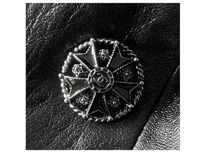 Chanel Otoño 2008 Top Ajustado con Detalle de Botón de Cuero Negro - vista 6