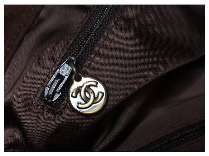 Chanel, borsa tote in suede marrone con logo CC e nappina - vista 6