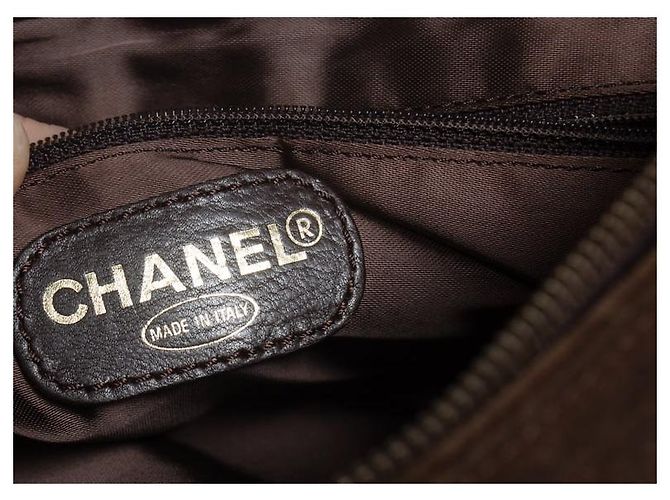 Chanel, borsa tote in suede marrone con logo CC e nappina - vista 7
