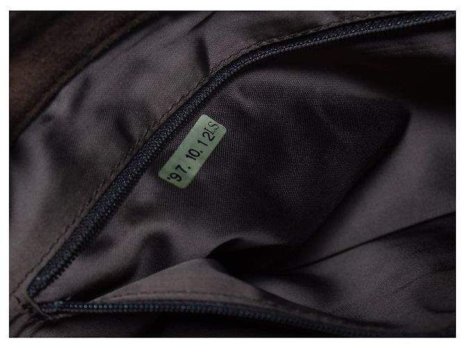 Chanel, borsa tote in suede marrone con logo CC e nappina - vista 8