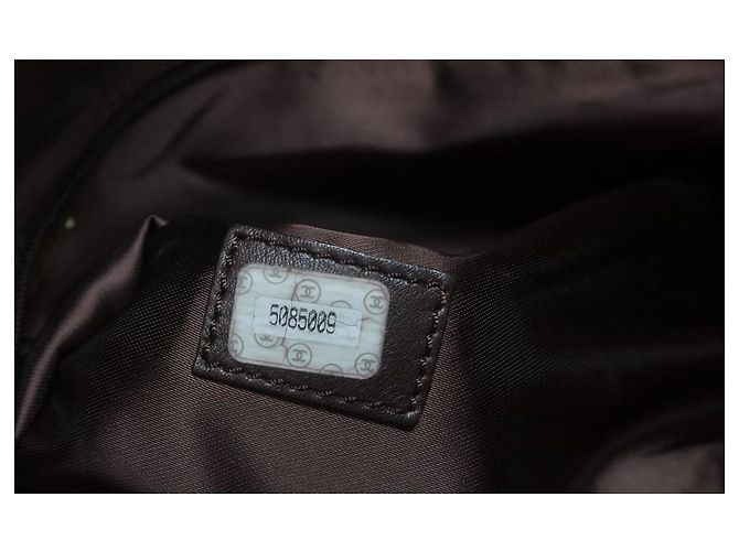 Chanel, borsa tote in suede marrone con logo CC e nappina - vista 9