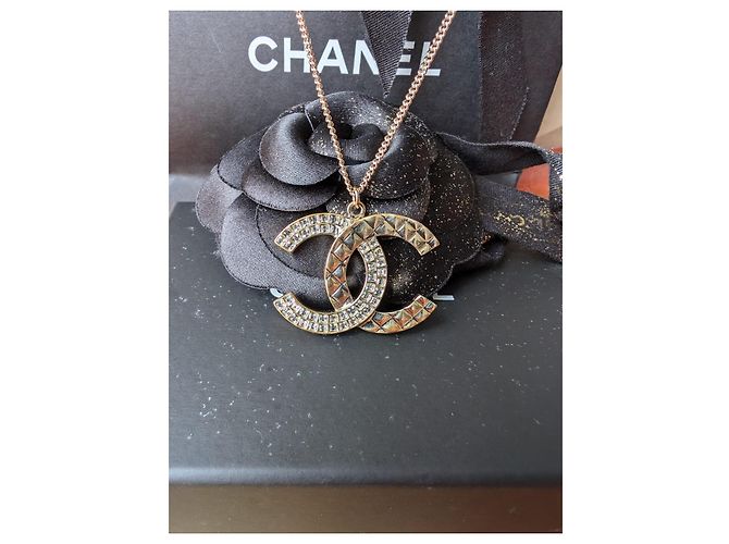 Chanel Collana CC B17C Logo in oro invecchiato Matelassé GHW con cristalli in scatola D'oro - vista 10