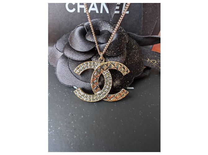 Chanel Collana CC B17C Logo in oro invecchiato Matelassé GHW con cristalli in scatola D'oro - vista 2