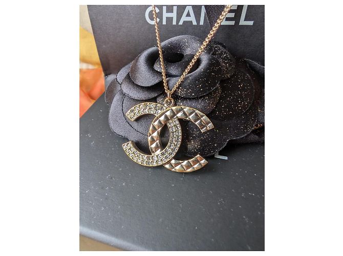 Chanel Collana CC B17C Logo in oro invecchiato Matelassé GHW con cristalli in scatola D'oro - vista 3