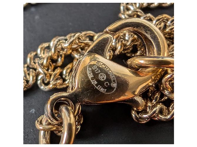Chanel Collana CC B17C Logo in oro invecchiato Matelassé GHW con cristalli in scatola D'oro - vista 4