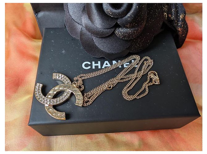 Chanel Collana CC B17C Logo in oro invecchiato Matelassé GHW con cristalli in scatola D'oro - vista 6