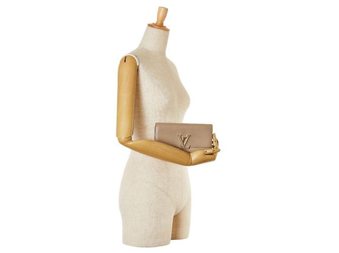 Cartera Larga Capucines de Louis Vuitton Beige - vista 10