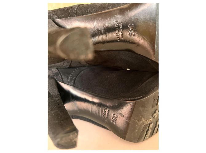 Bottes Gucci en cuir et fourrure noires - vue 15