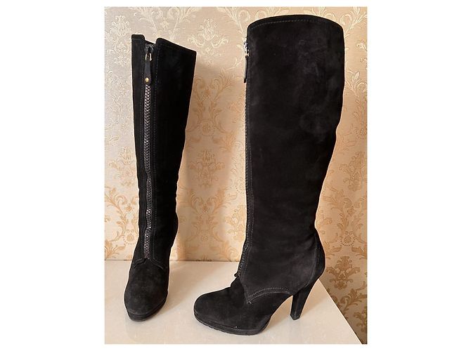 Bottes Gucci en cuir et fourrure noires - vue 7