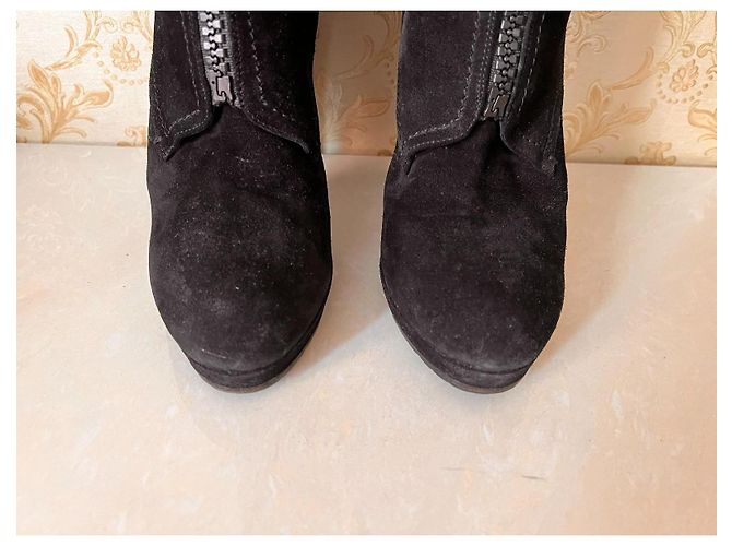 Bottes Gucci en cuir et fourrure noires - vue 9