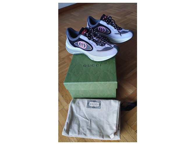 GUCCI SNEAKERS RUN INTERLOCKING G IN PELLE LILLA. Multicolore - vista 11